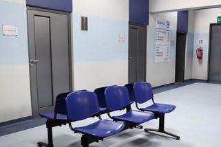 Seniorka zemřela v čekárně ve Valbřichu. Sestra ji odmítla přednostně přijmout, hrozí jí vězení